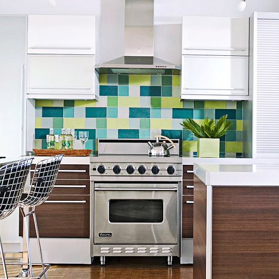 White kitchen metal backsplash