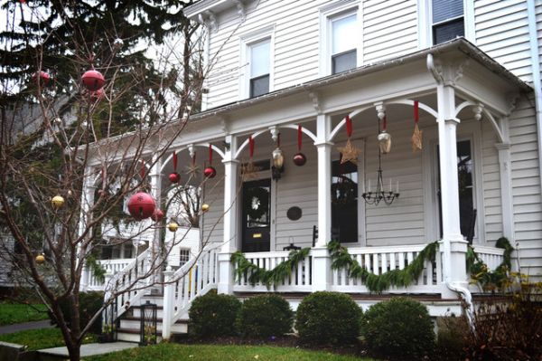 Porches and Patios Dressed for Christmas: Ideas and 