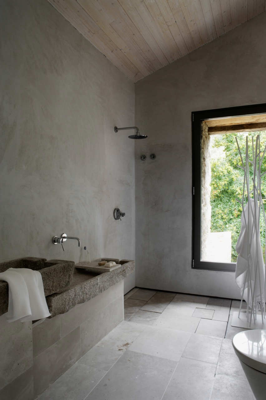 Lavabo de salle de bain en béton mélange de styles