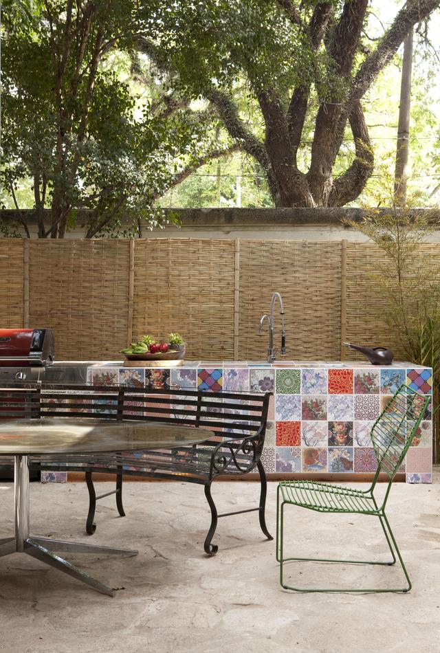 https://cdn.homedit.com/wp-content/uploads/2014/06/outdoor-kitchen-patchwork-tiles.jpg