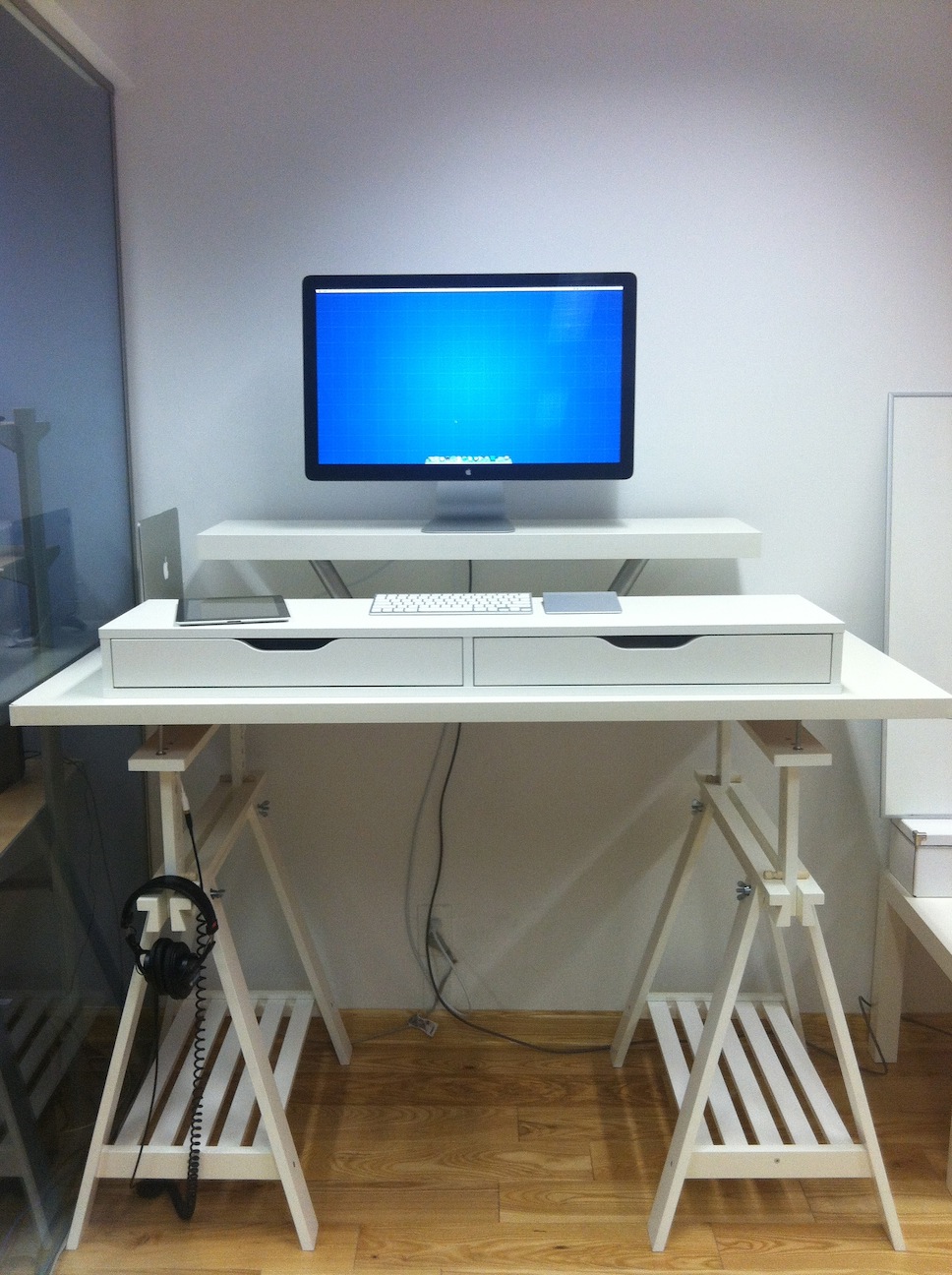 Featured image of post Modern Office Desk Ikea : We own 2 ikea desks, both very different.