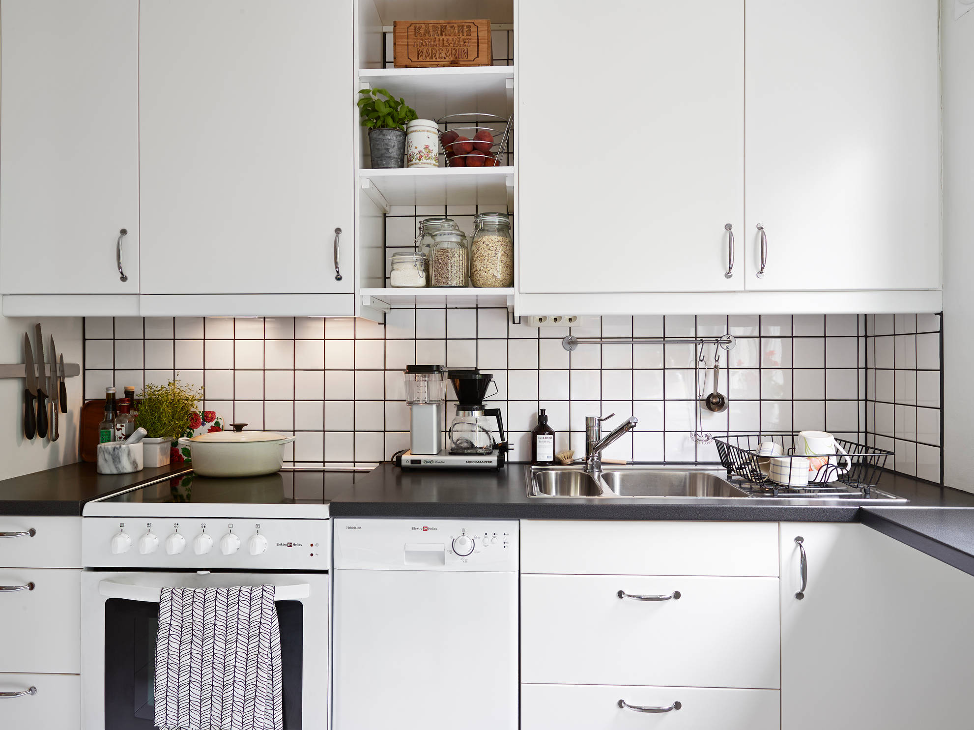 Kitchen tiny black squares