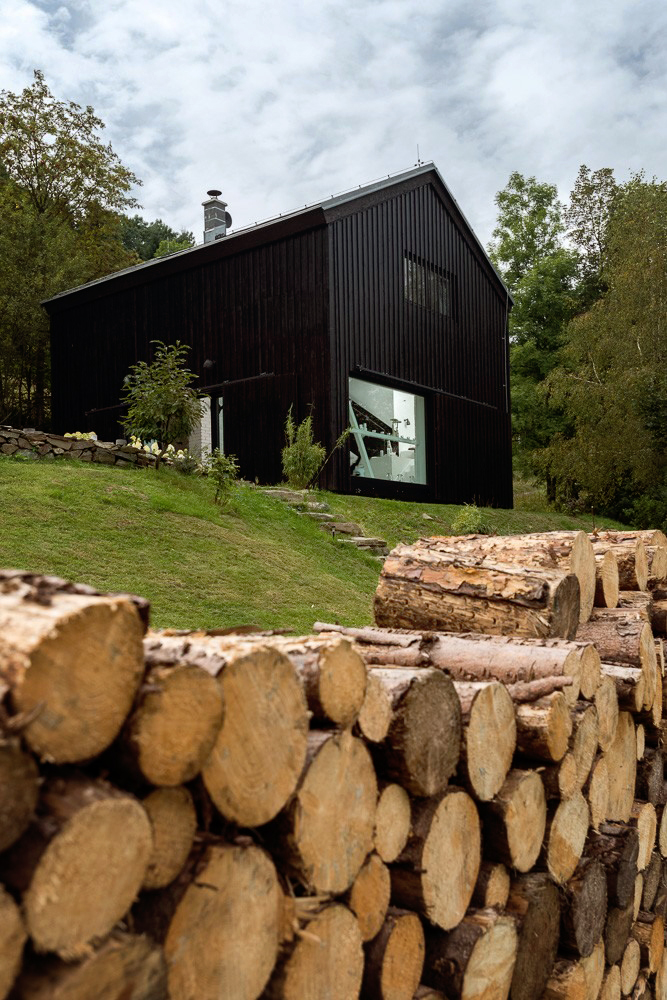 BOOOOX Barn Exterior View 