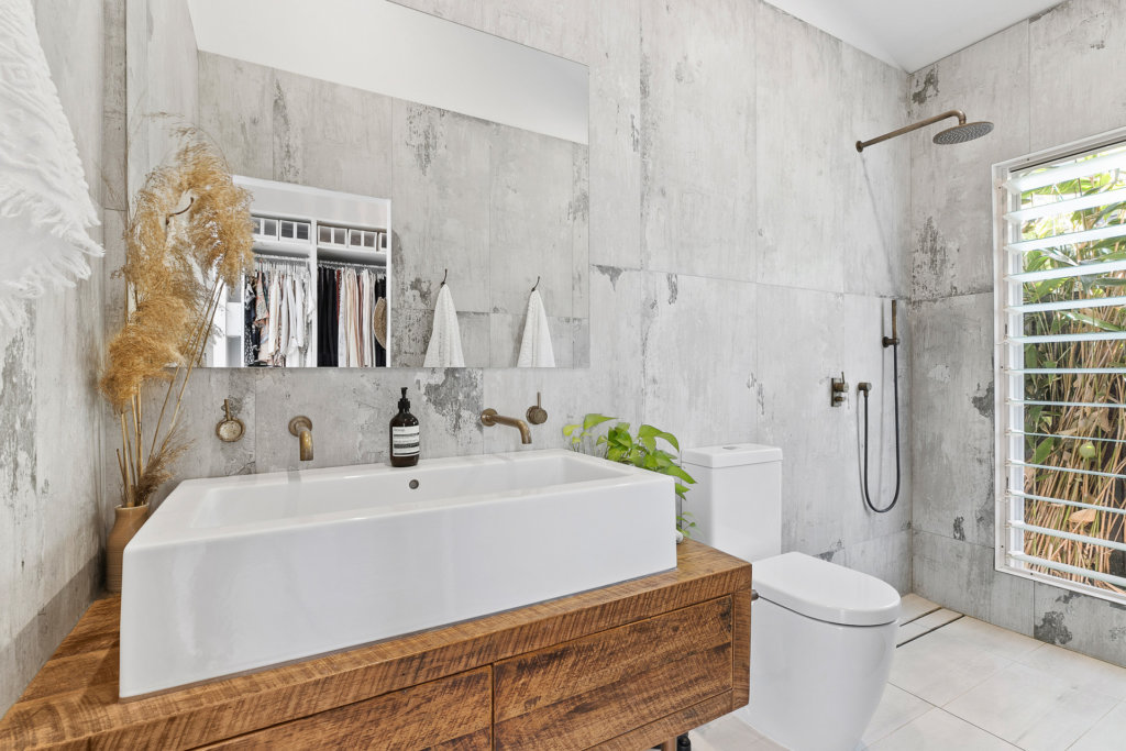 https://cdn.homedit.com/wp-content/uploads/2015/01/Byron-Bay-boho-bathroom-decor.jpg