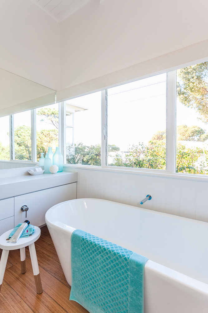 beach-house-bathroom-tub