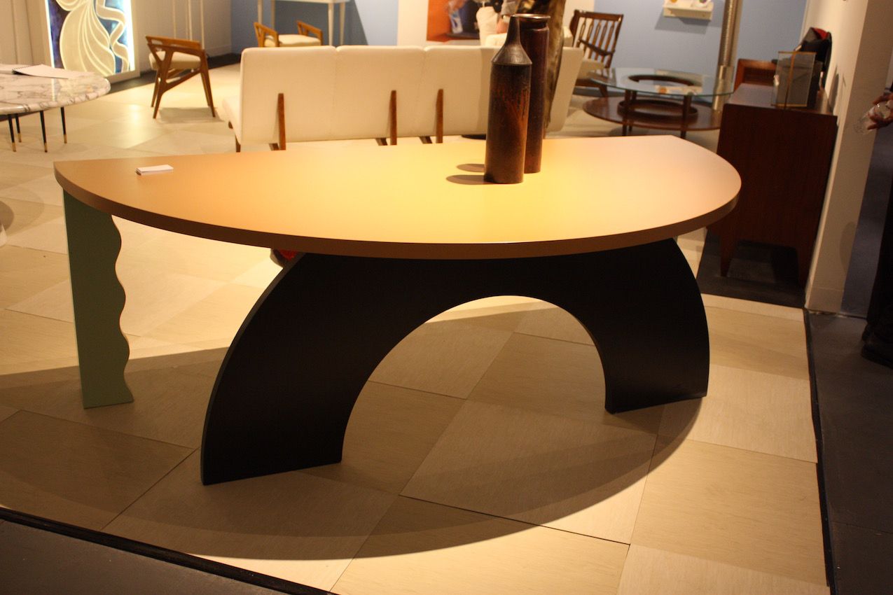 This interesting piece is the Oasis Desk from the Collection “Légion étrangère” by Italian designer Alessandro Mending. It was produced in Italy in 1988. It is also available at the Galleria Colombari in Milan.