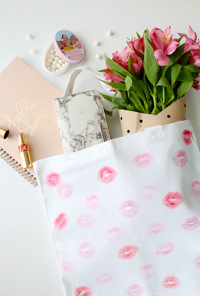 DIY lips tote