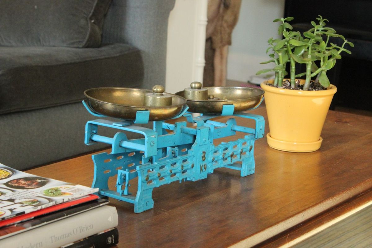 Decorate the coffee table with colorful accessories