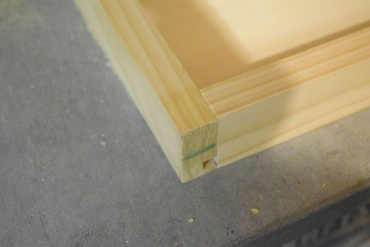 Making grooved edge with wood