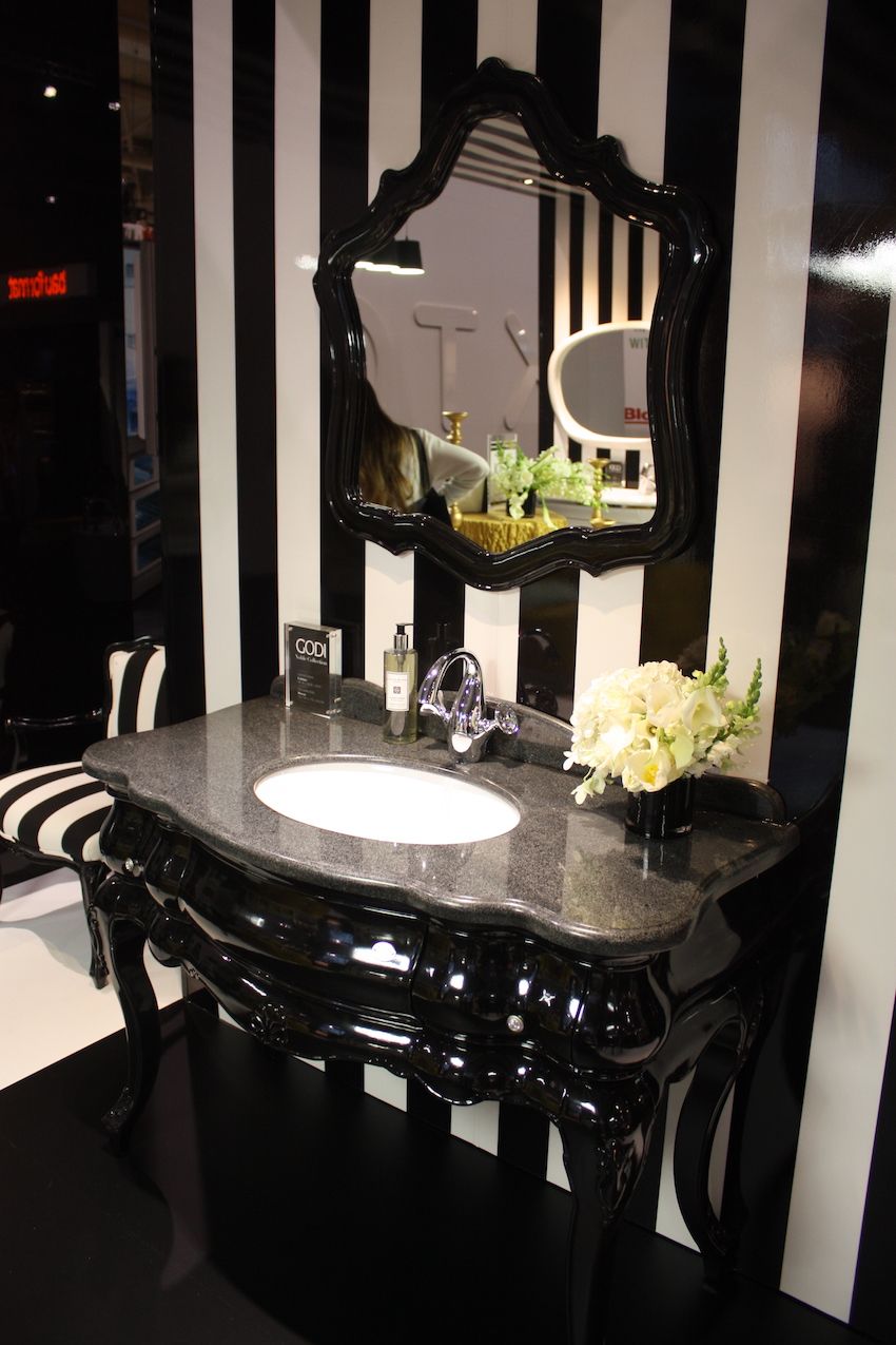 This shiny and elegant black single vanity from Godi is perfect for black and white bathroom. The gray marble vanity top adds to the glamorous feel of the set.