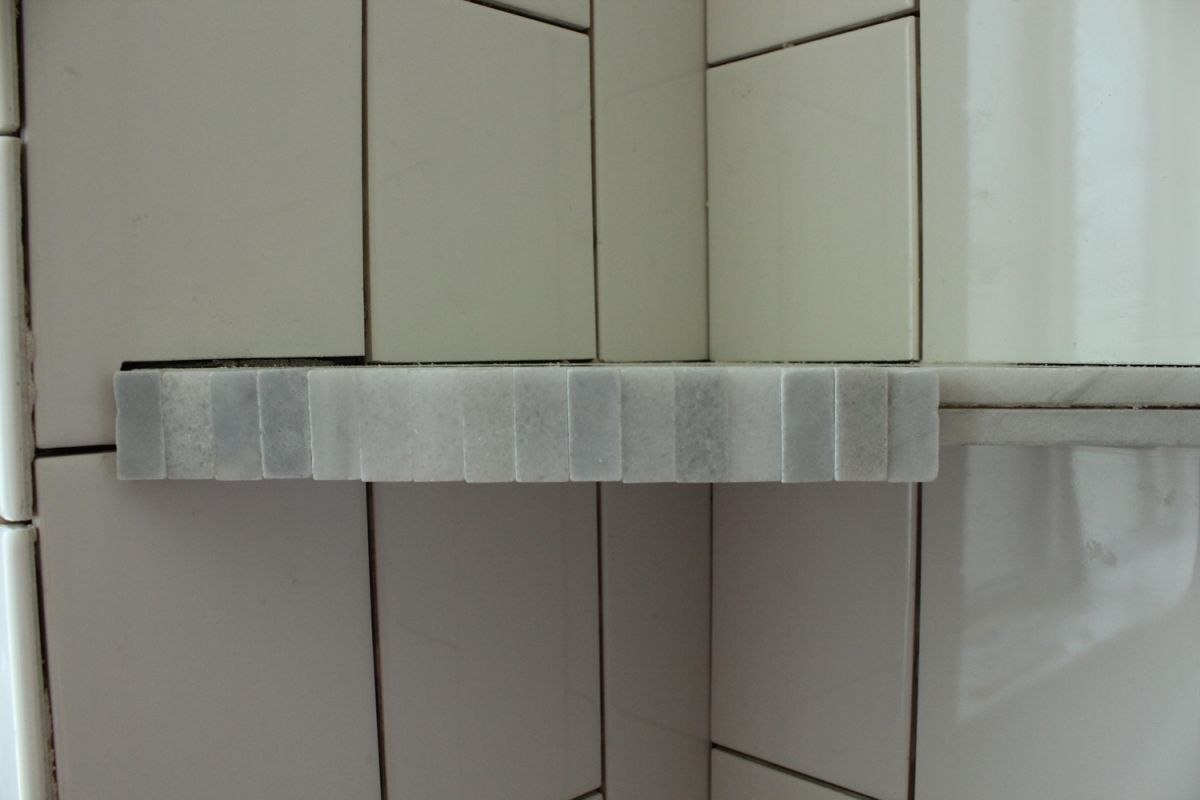 DIY shower tiling: Installing floating corner shelves 