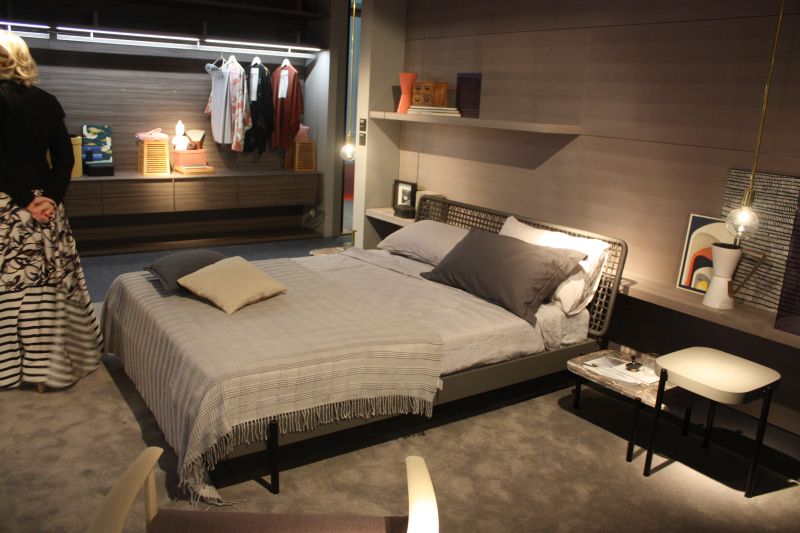 Open space bedroom to wardrobe and wire headboard- and cool hanging lamp