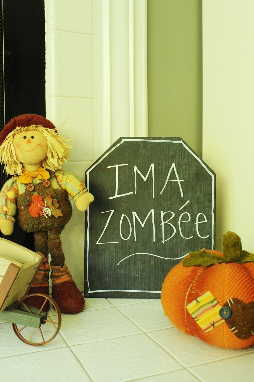 DIY Chalkboard Tombstone -zombee