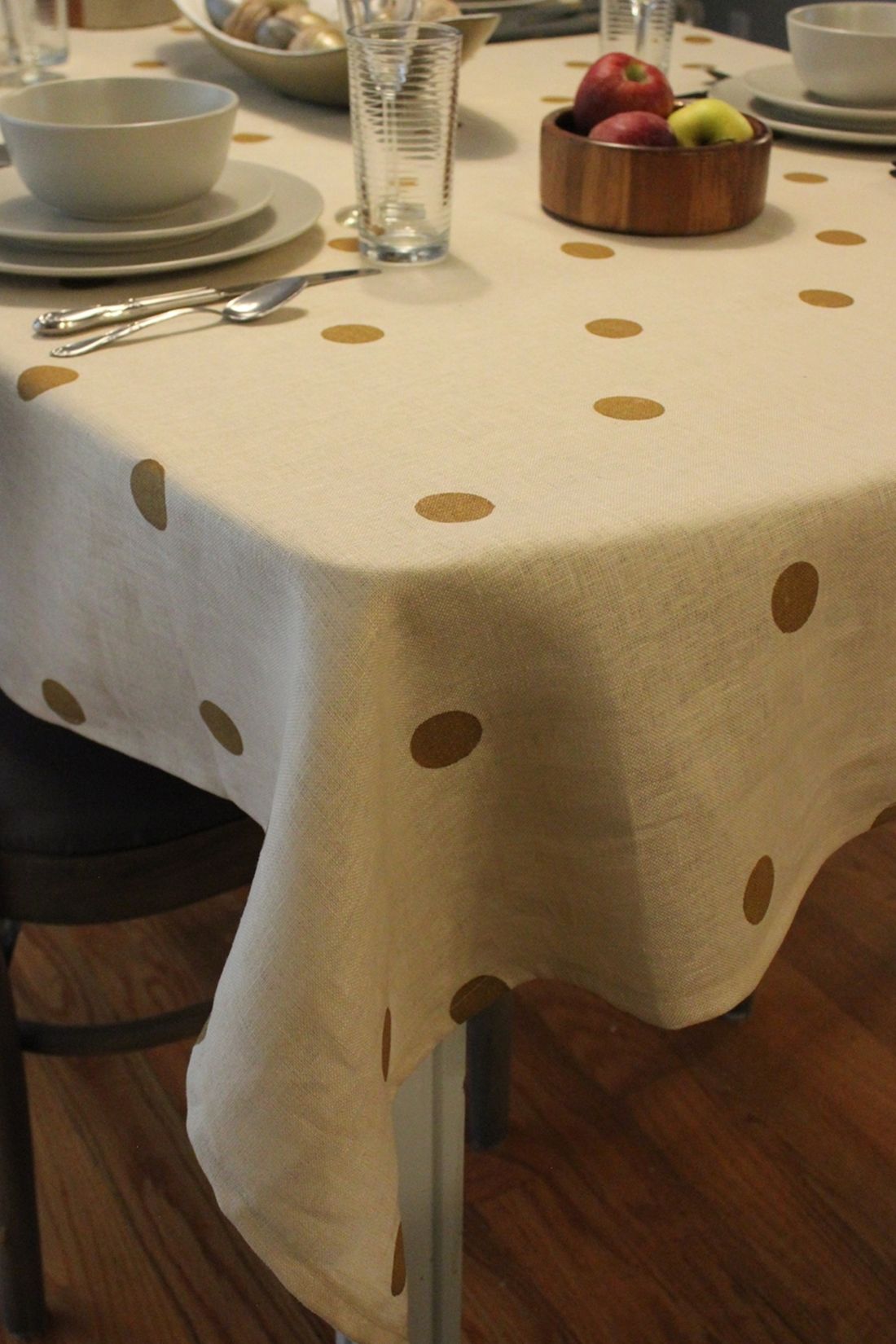 迪Y Polka Dot Tablecloth Tutorial