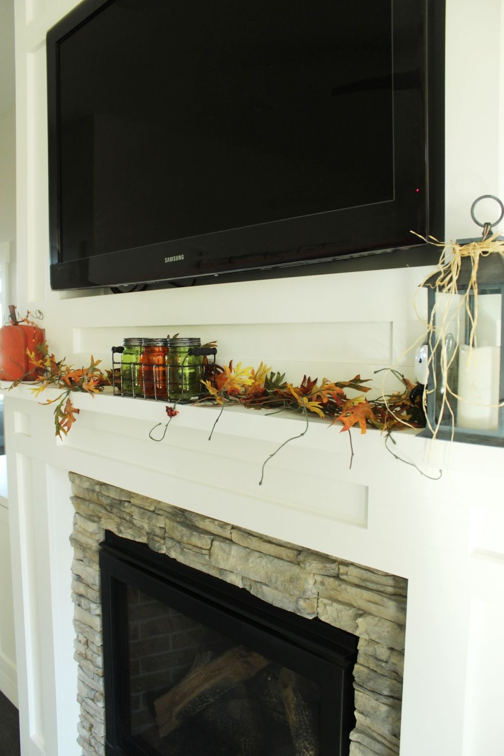 Decorate the living room fireplace mantel