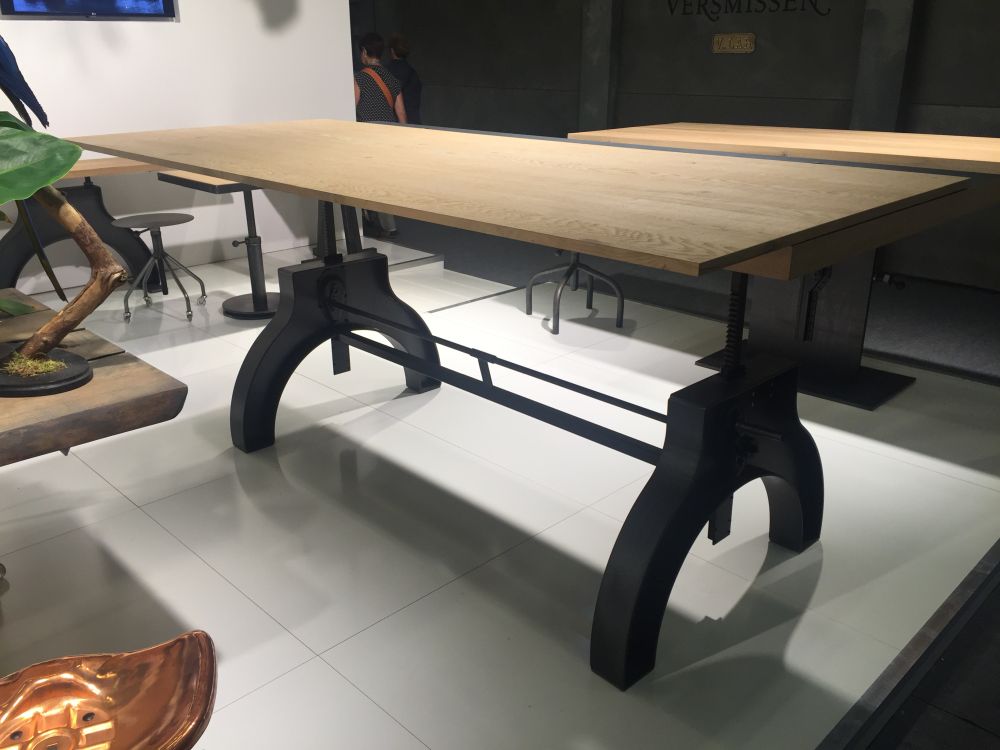 Standing dining table design with metalic base