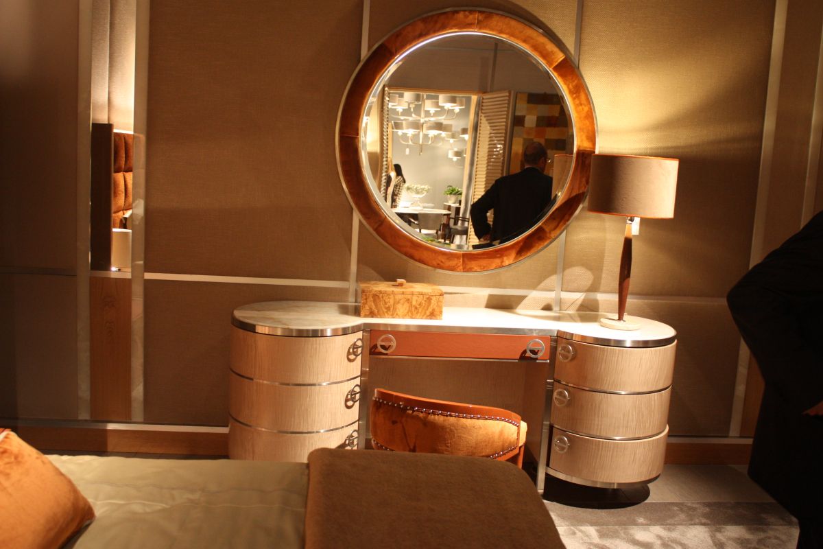 Small dressing table in Cream with a movable round mirror