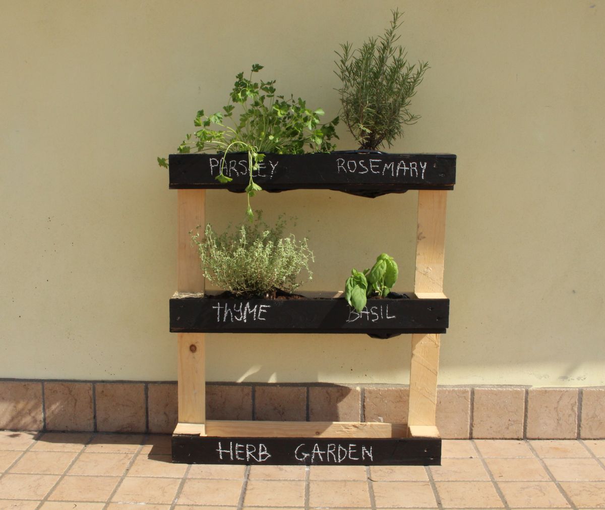 https://cdn.homedit.com/wp-content/uploads/2017/04/How-to-make-a-pallet-herb-garden.jpg