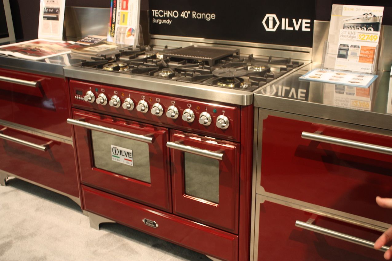 https://cdn.homedit.com/wp-content/uploads/2017/05/Red-stove-kitchen.jpg