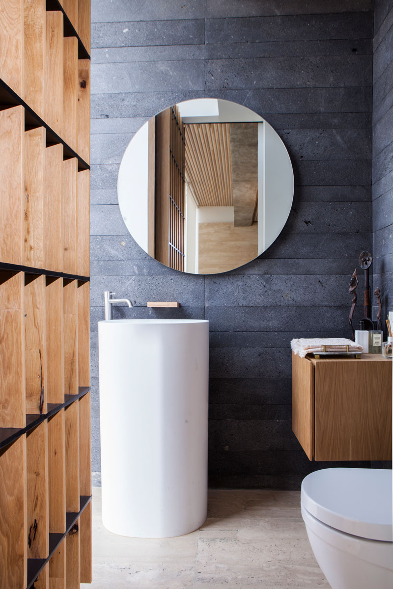 Grey and wood bathroom design - freestanding washbasin and round mirror