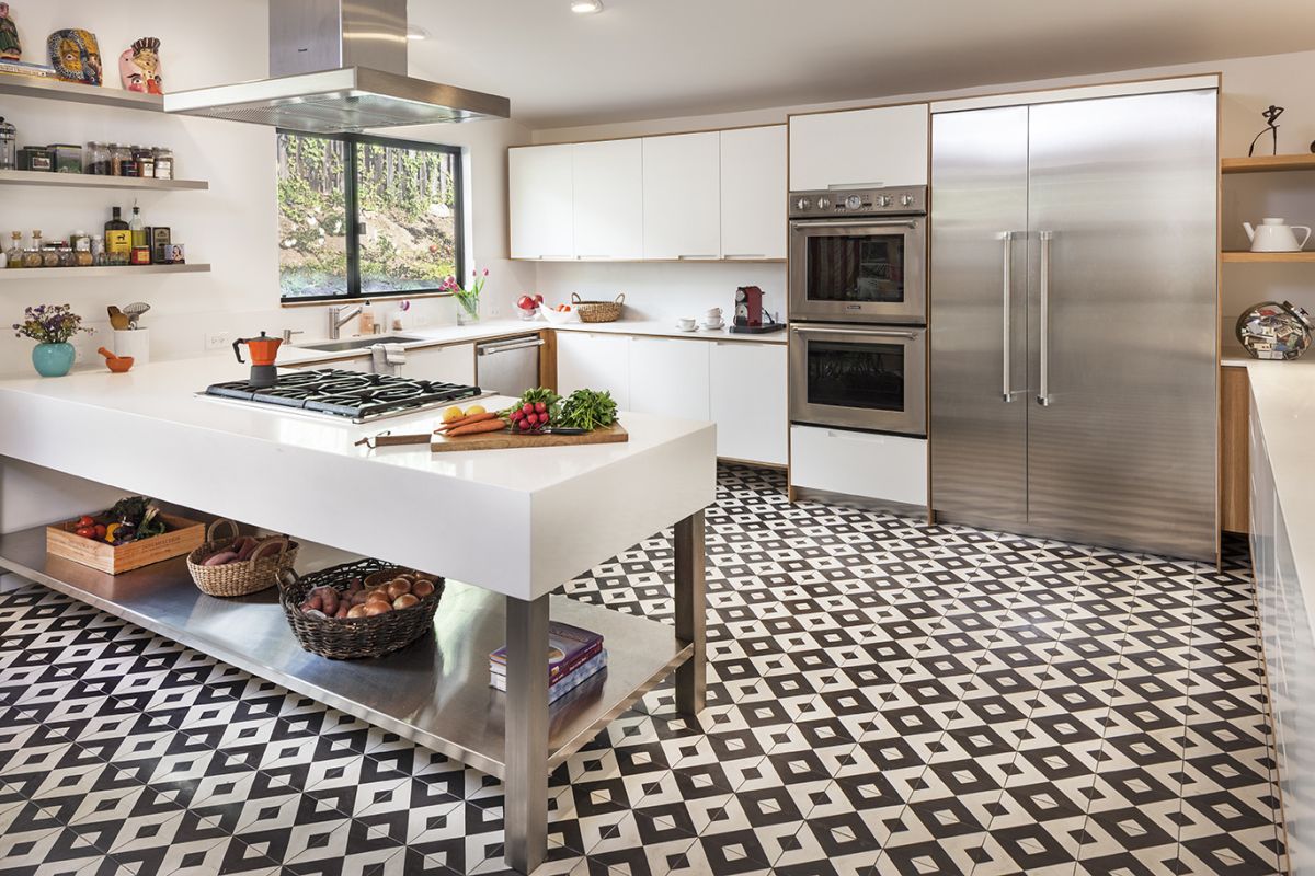 Black and white small patteren kitchen tile floor