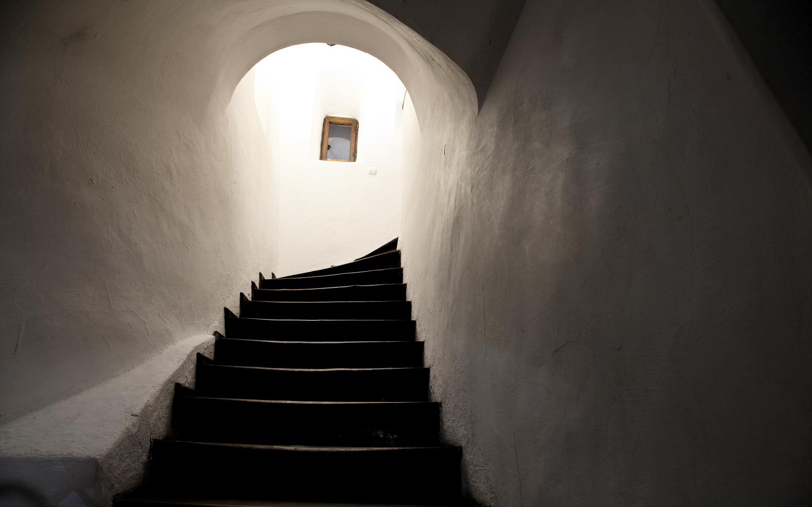 Staircases with walls and ceilings that curve around them link the various floors 