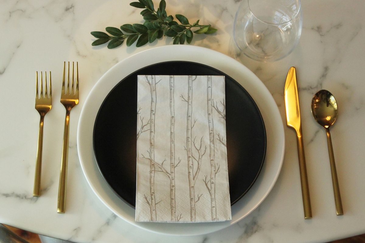 Modern Thanksgiving Table Setting- keeping the boxwood stem