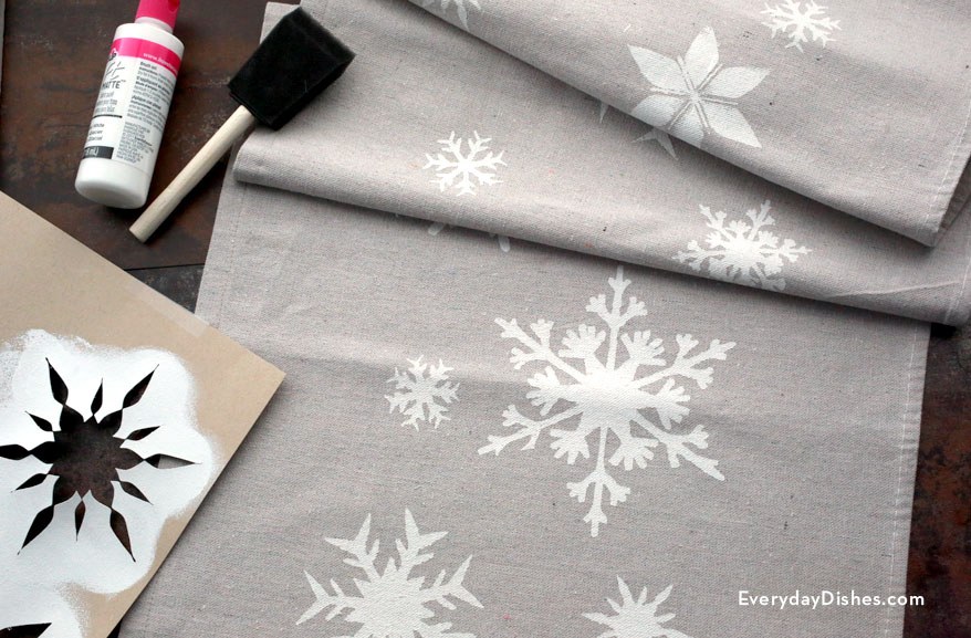 10 Ways To Diy Your Perfect Christmas Table Runner