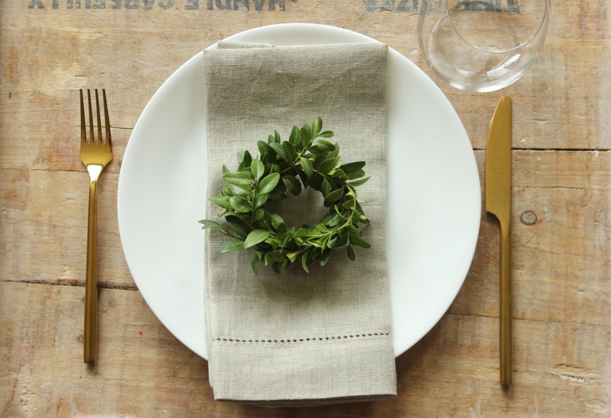 Modern Christmas Table Setting