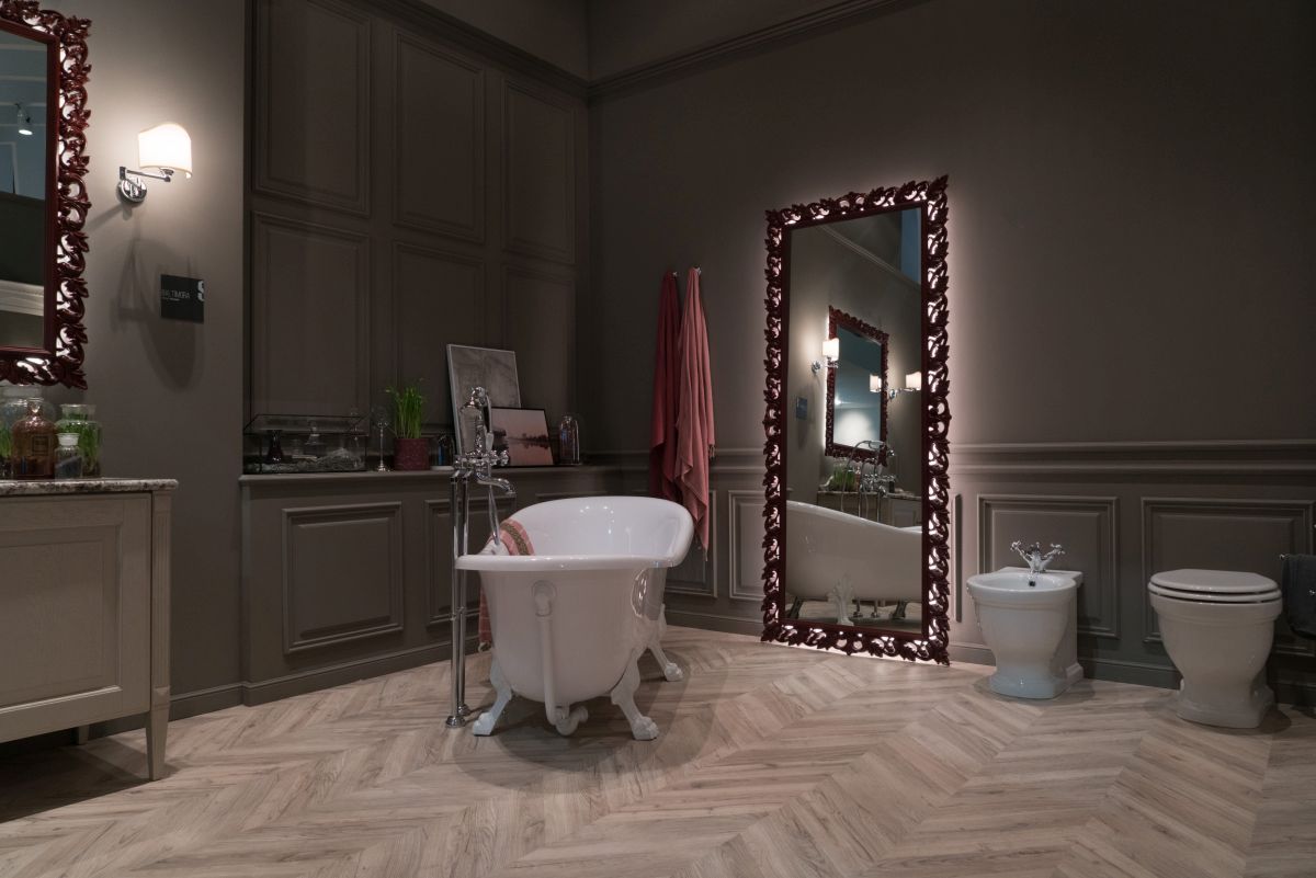 Luxury bathroom decor with floor mirror from Scavolini