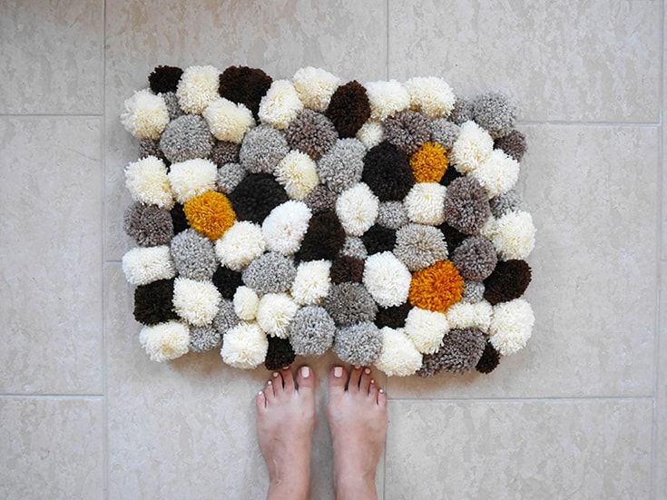 Bathroom pom pom DIY rug