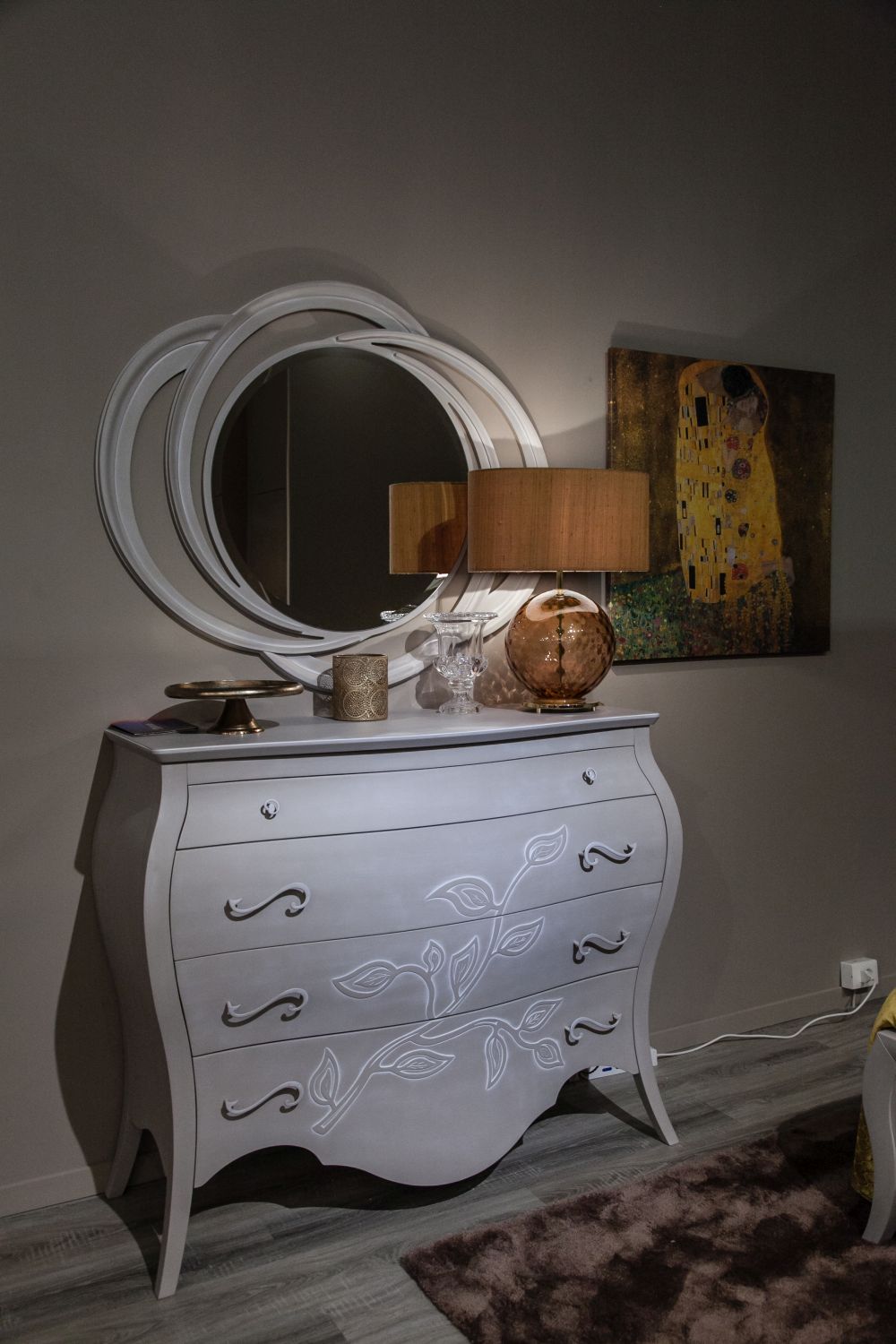 Dressing mirror with curved accents