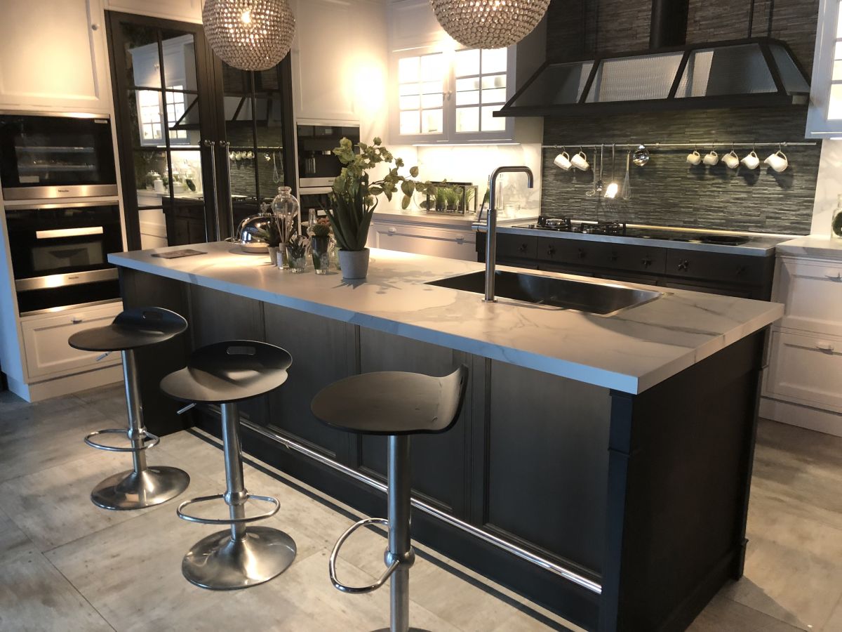 Black kitchen layout with breakfast area on the island