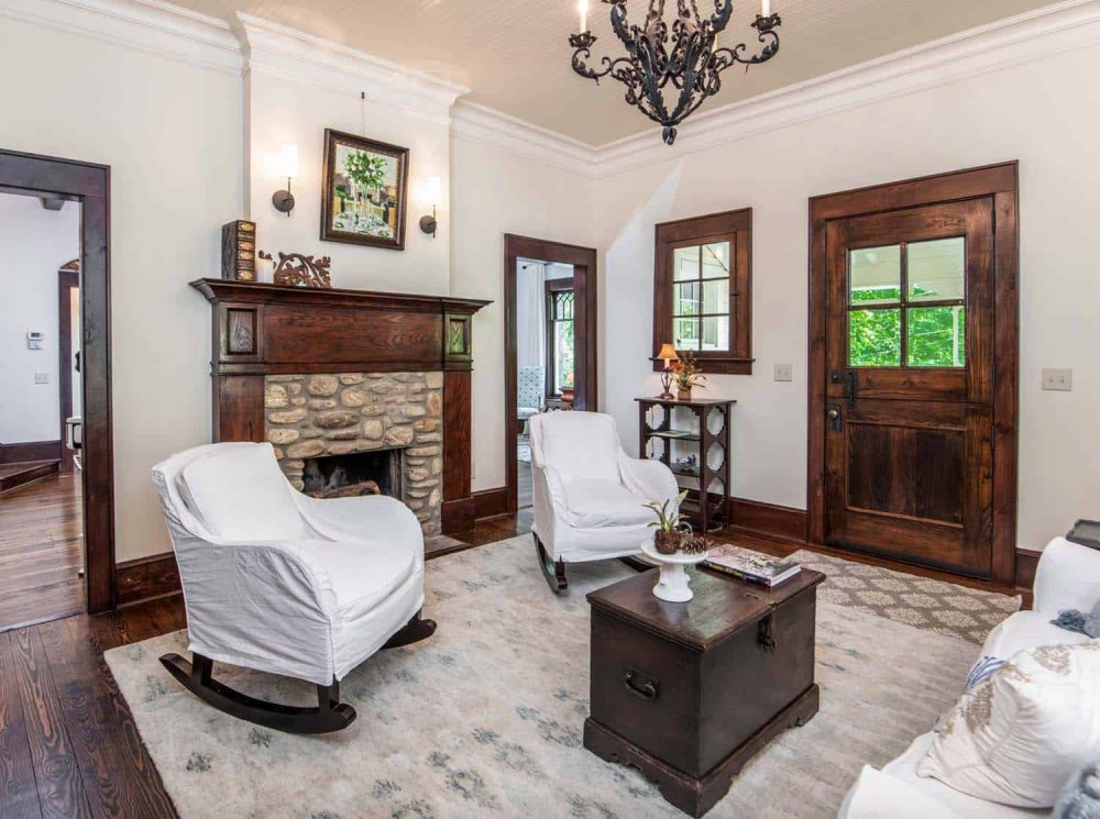 Victorian farmhouse in Georgia entryway living