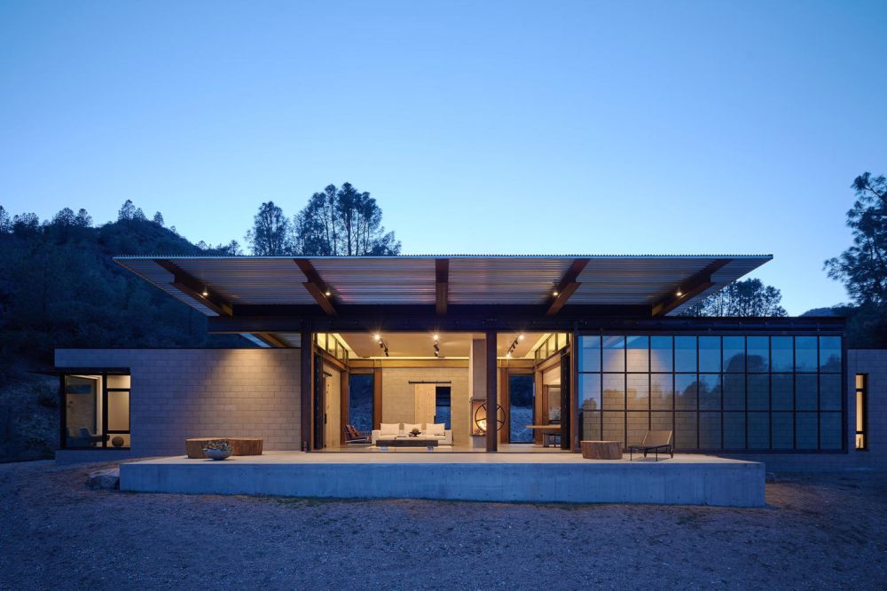 A large overhang on the deck helps to seamlessly connect the indoor and outdoor spaces