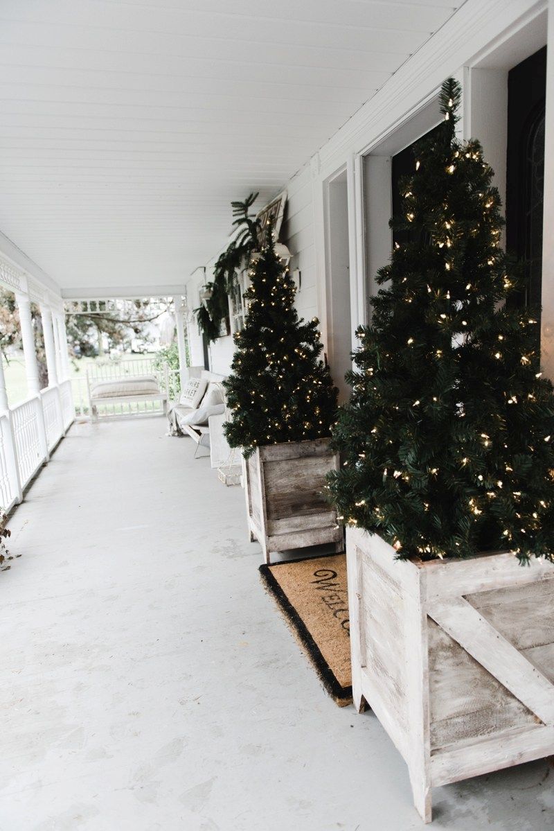 Decorating a farmhouse porch with poted planters