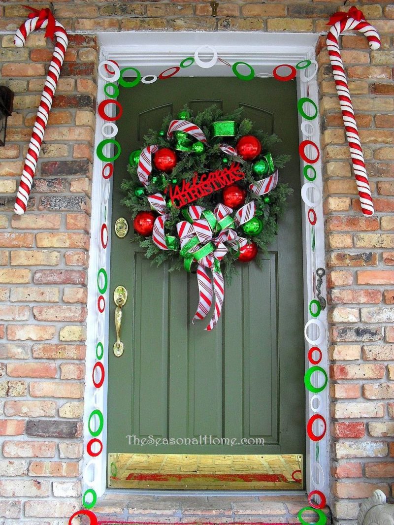 Christmas Door Decor Ideas With Cheerful And Cozy Vibes