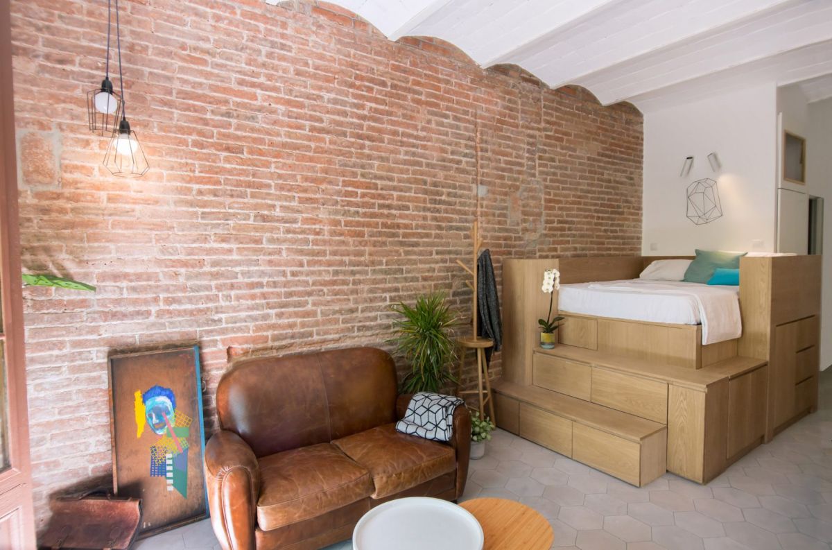 Barcelona Tiny apartment with elevated platform for bedroom