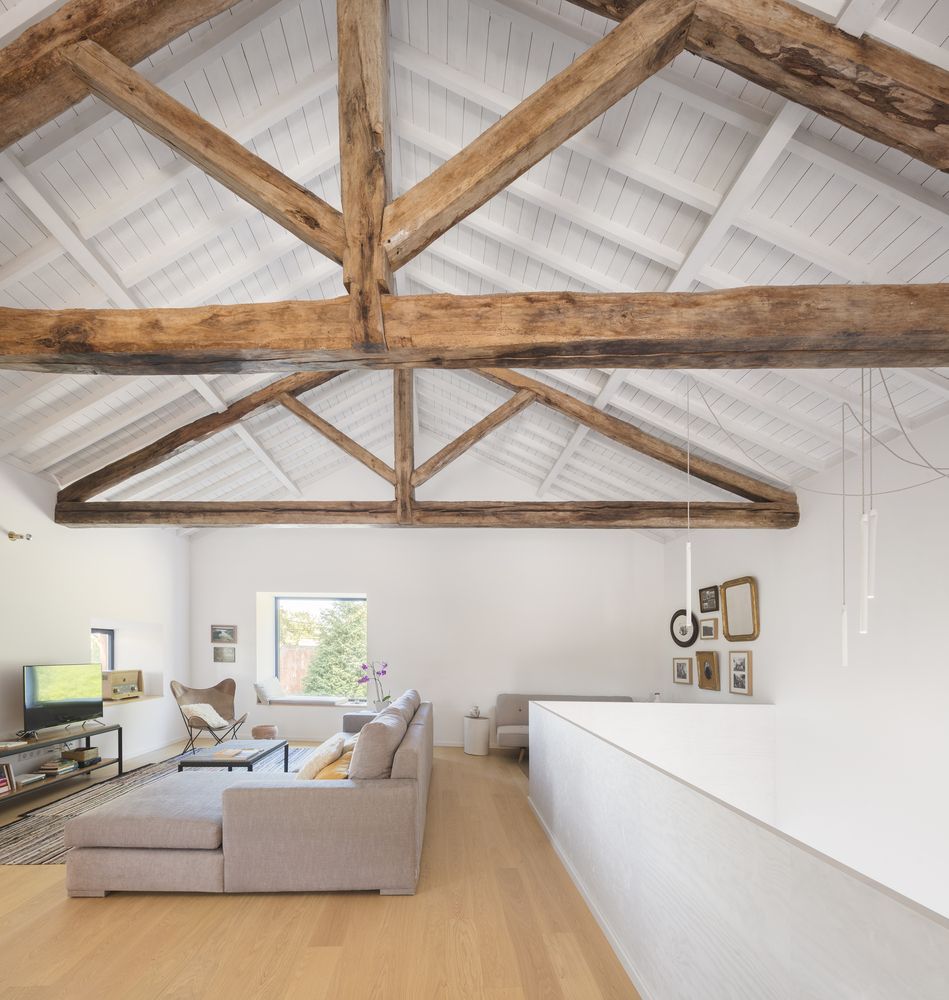 Pink house color Mezzo Atelier - wood beams