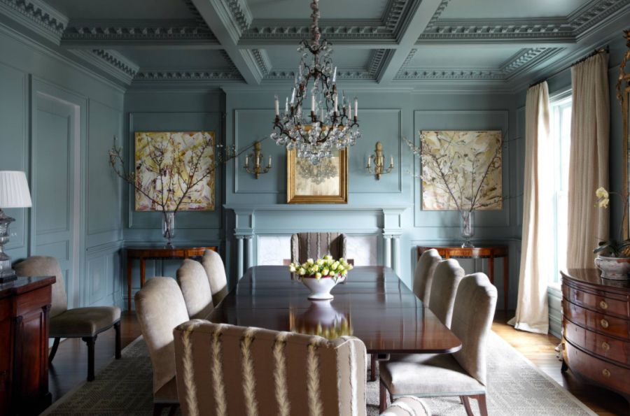 Dining room desigh with brass accents