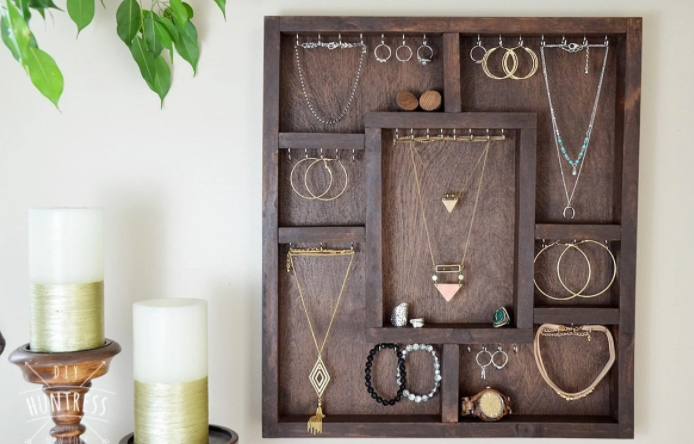 Wood Smiths Necklace Holder