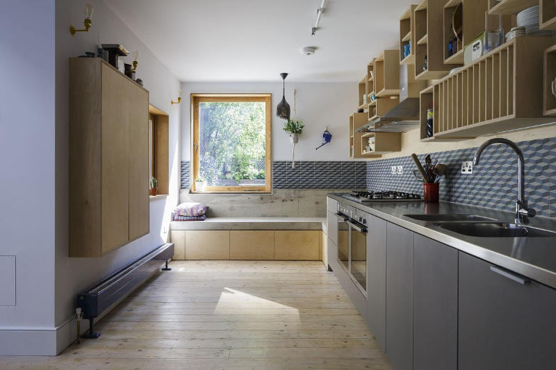 Kitchen corner wioth bench seating and round table