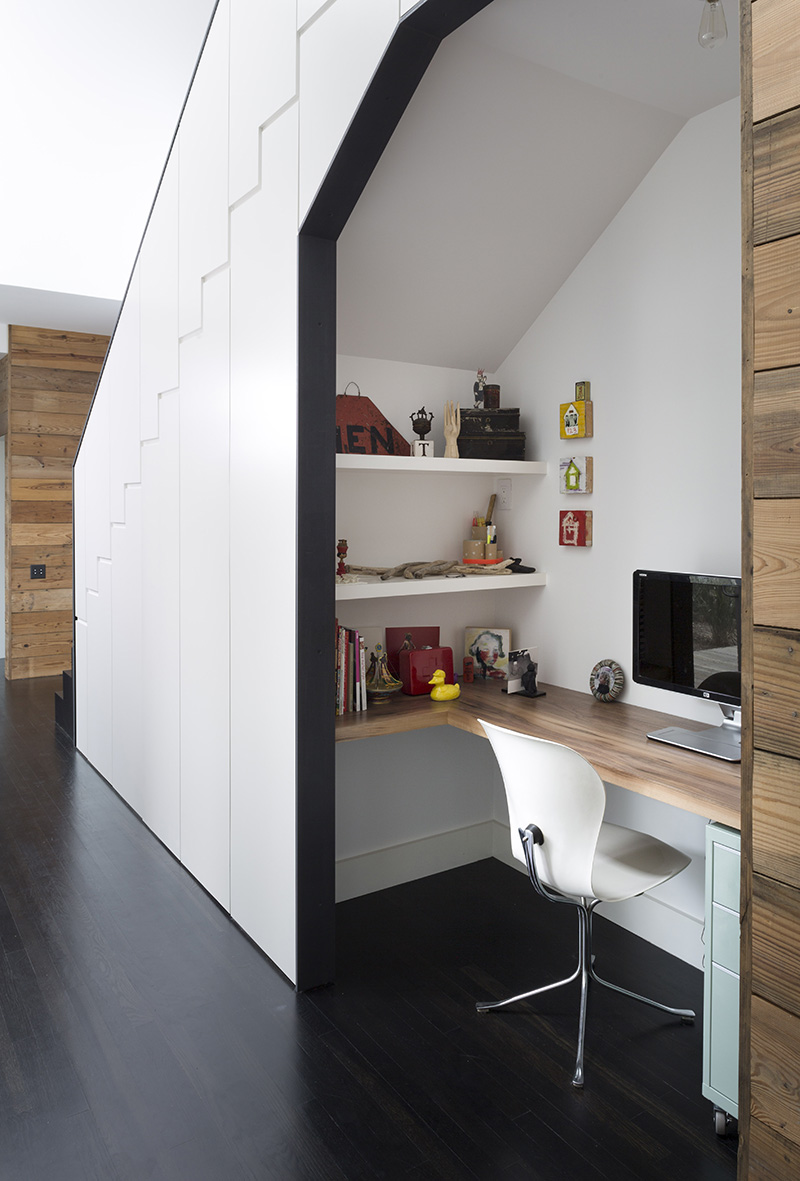 https://cdn.homedit.com/wp-content/uploads/2019/07/Storage-And-A-Built-In-Office-Under-The-Stairs.jpg