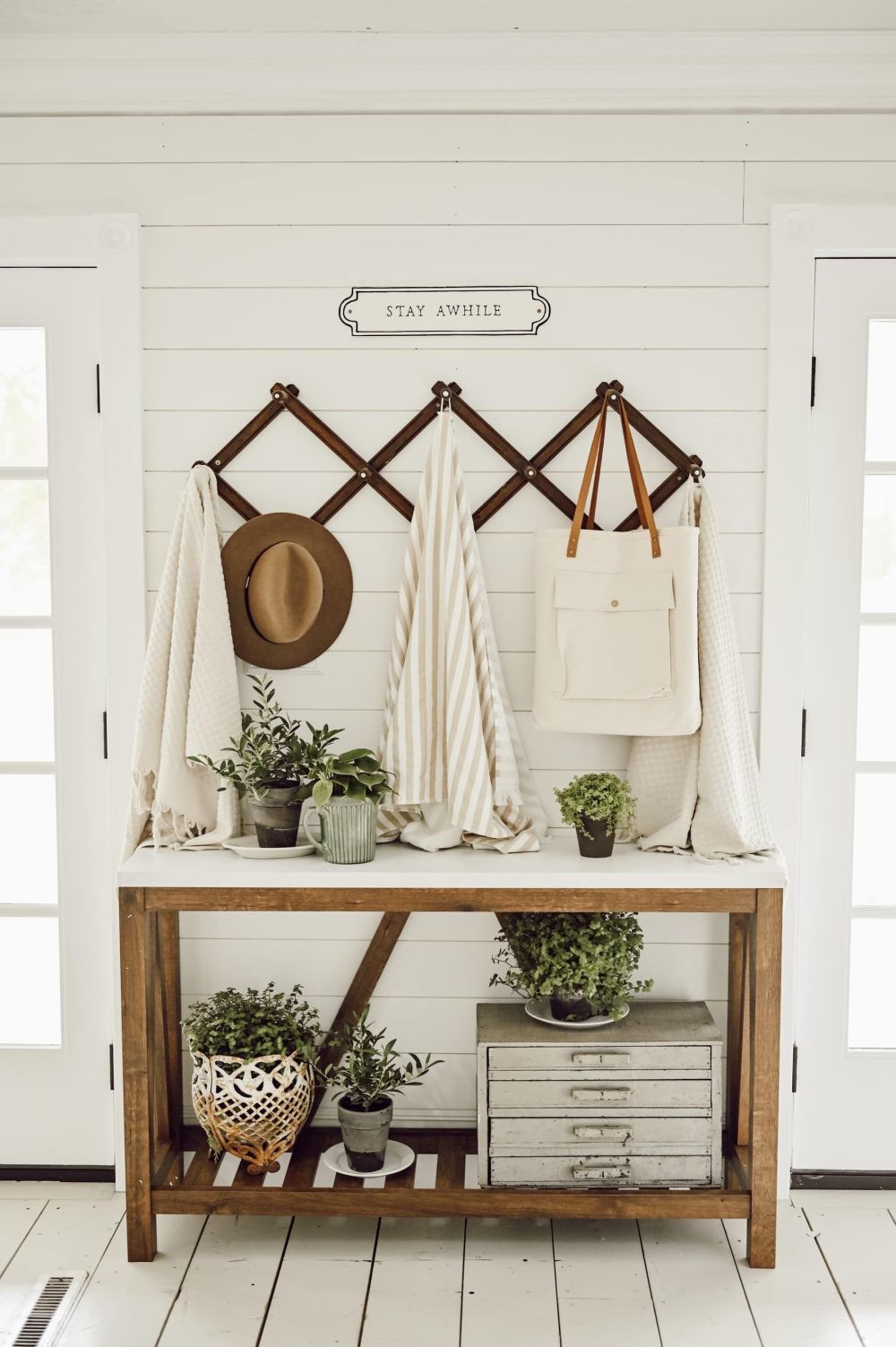 Summer entryway table decor