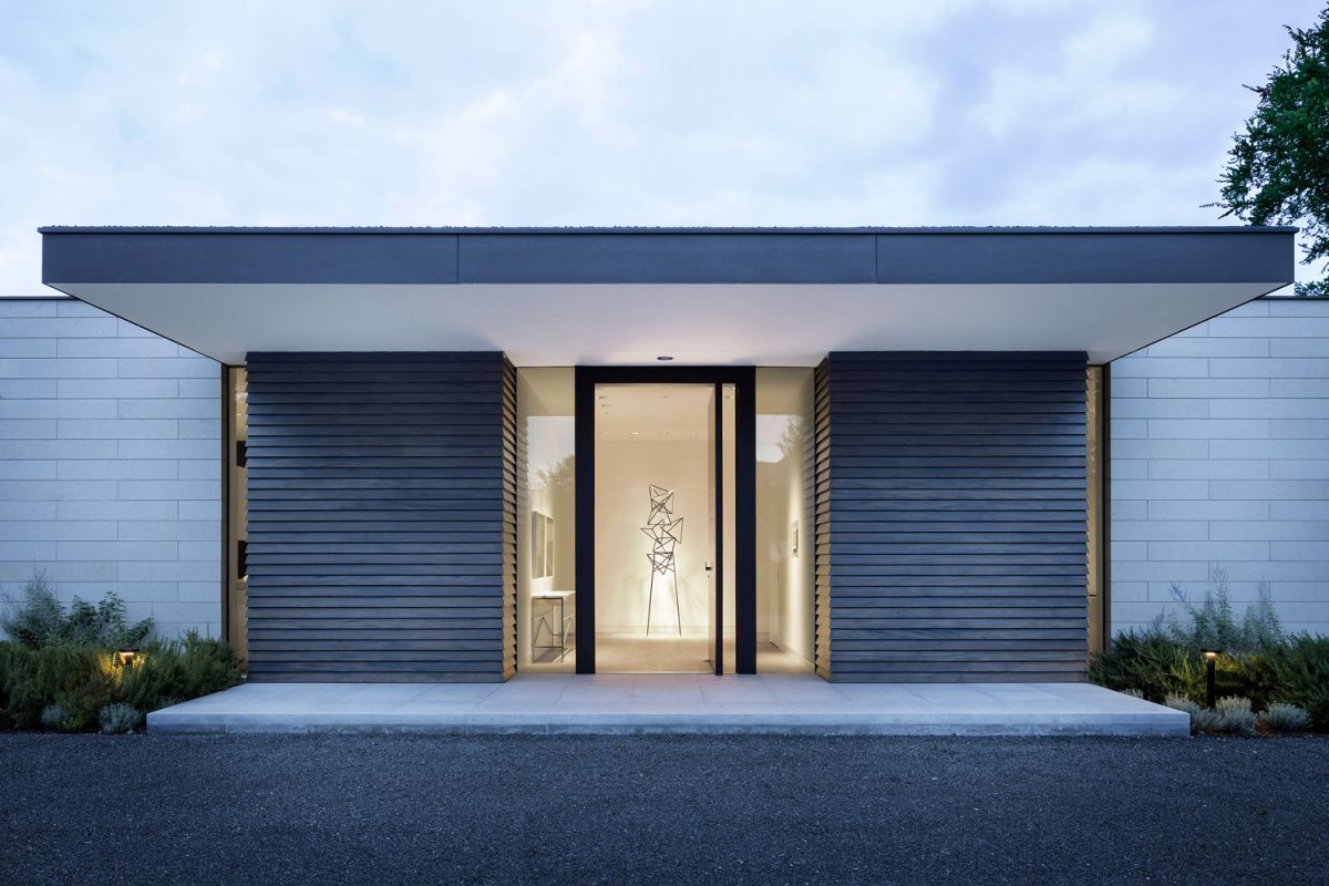 Contemporary flat house with modern entryway from glass