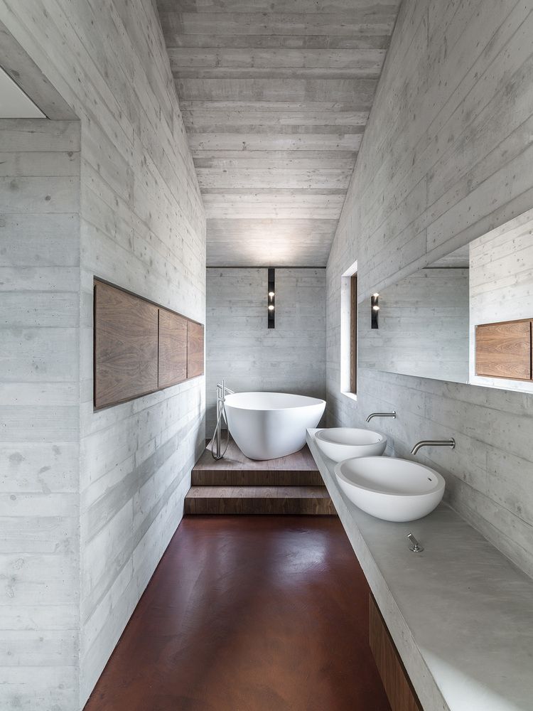 Salle de bain en béton avec piscine enterrée