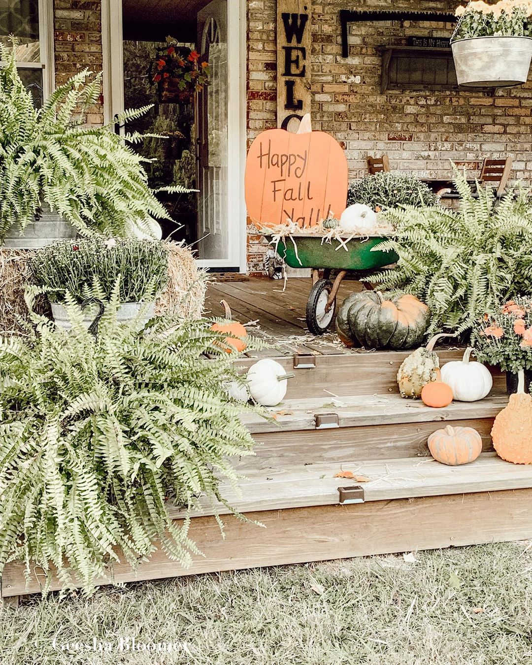  Embracing Fall Colors in Your Porch Decor