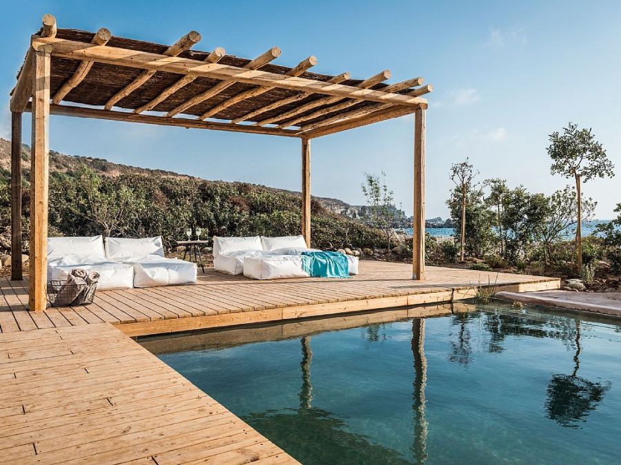 Backyard house pergola with vegetation