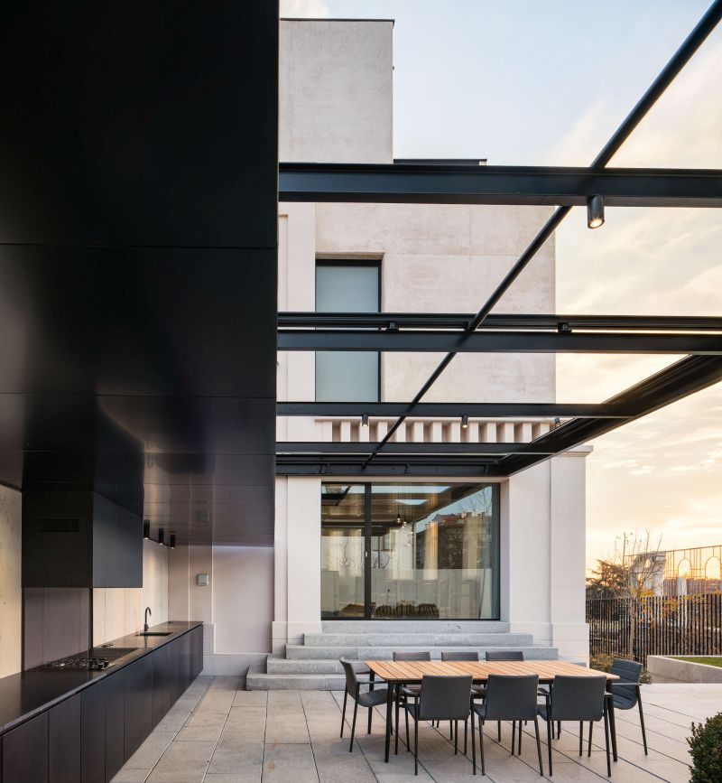 Backyard house pergola with vegetation