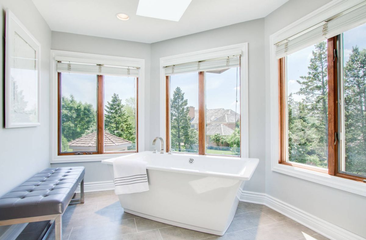 Corner placement bathtub and tufted bench